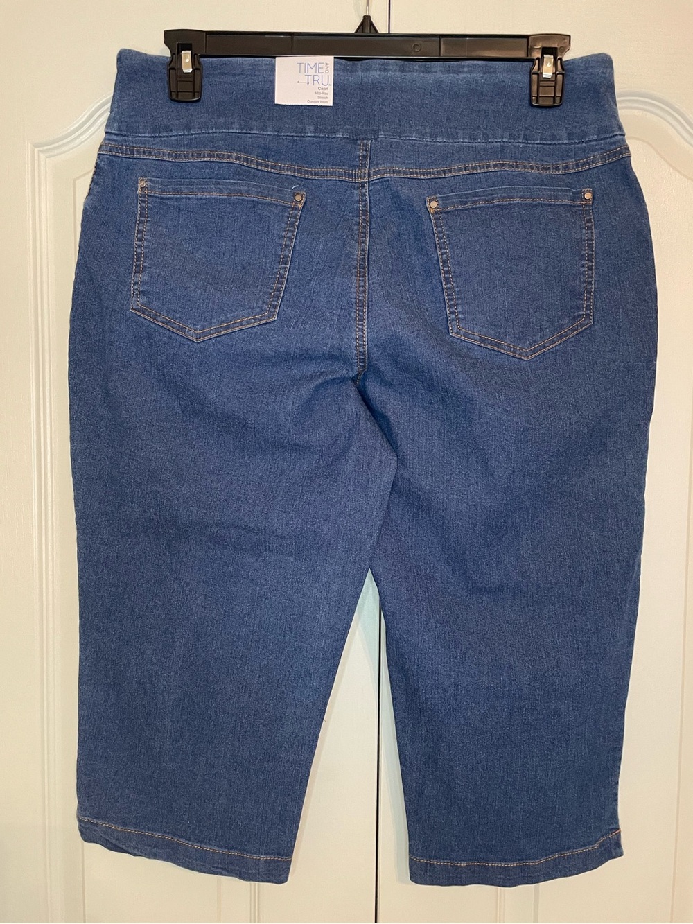 Time and Tru pull on capri jeans - Picture 2 of 5